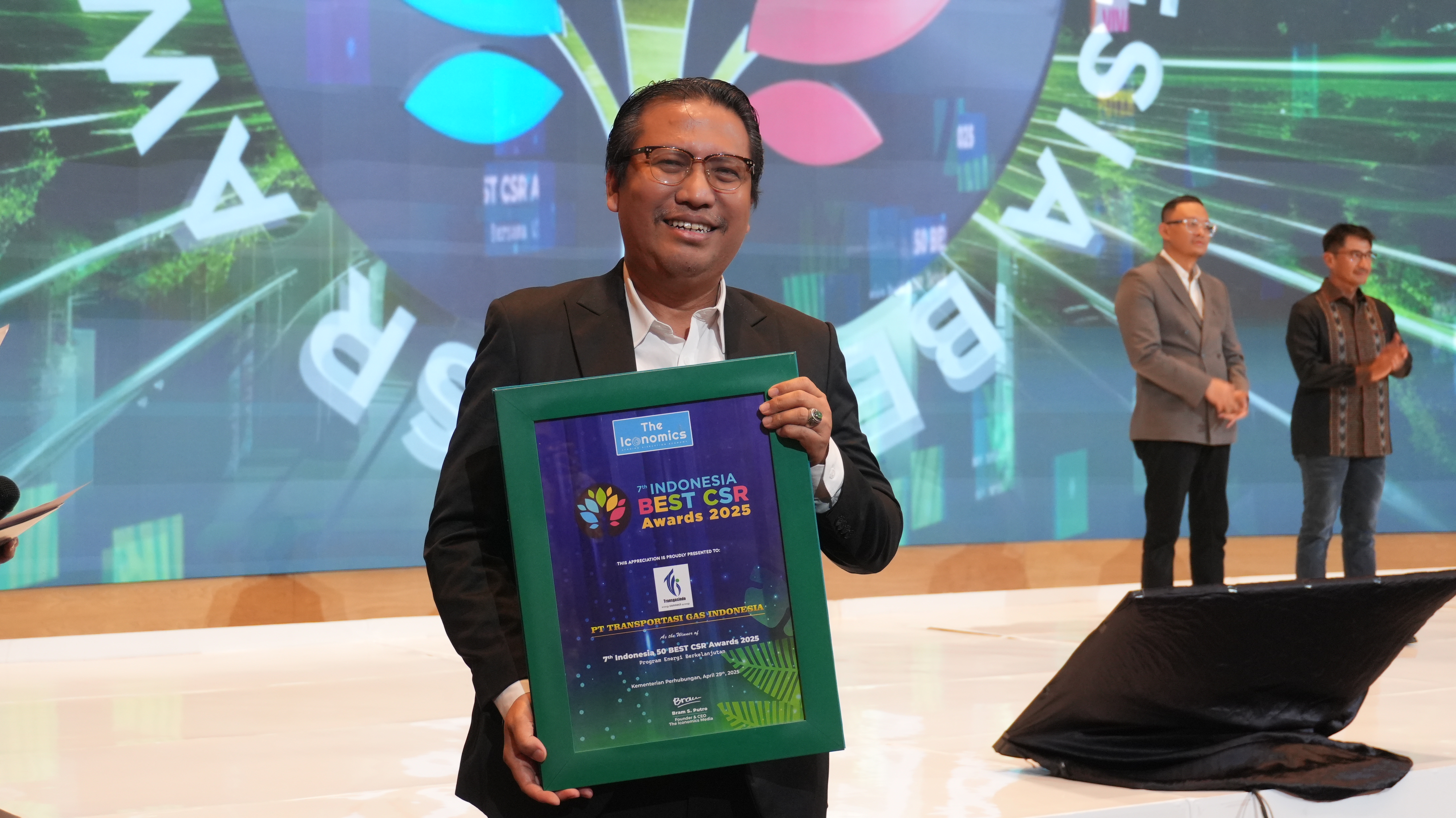 PT Transportasi Gas Indonesia received a CSR award in the Sustainable Energy Program